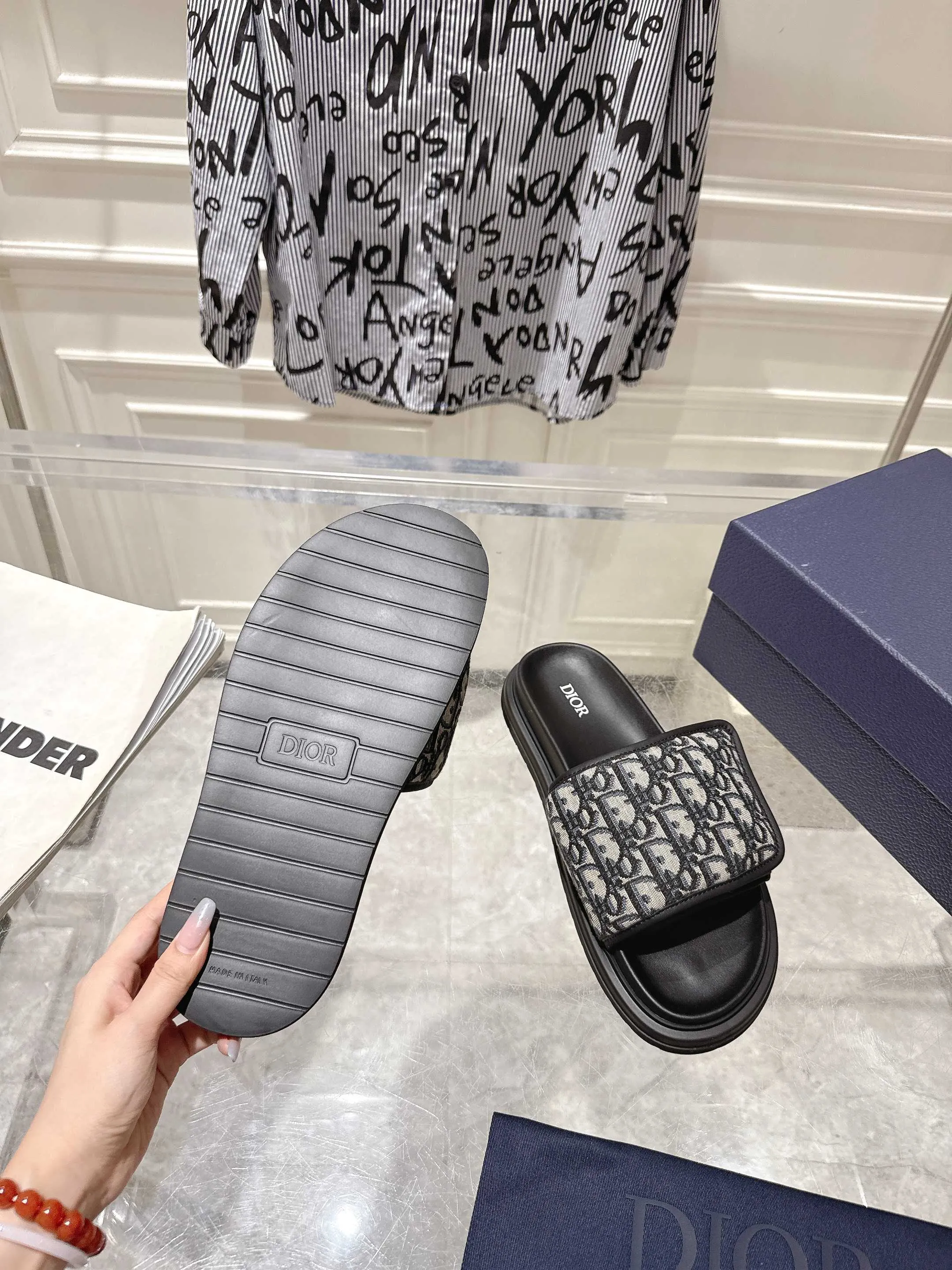 👟👟Ex-factory price 420👟👟 #Men's top version 𝐃𝐈𝐎𝐑# Dior's new men's summer slippers 🔥Purchase the original development Alias ​​sandals are new products in 2024. They are a leisurely and exquisite work. The upper is made of imported denim ➕ calfskin 🔥 Original molded rubber outsole provides the best comfort 🔥 ✔️Size: #38-46